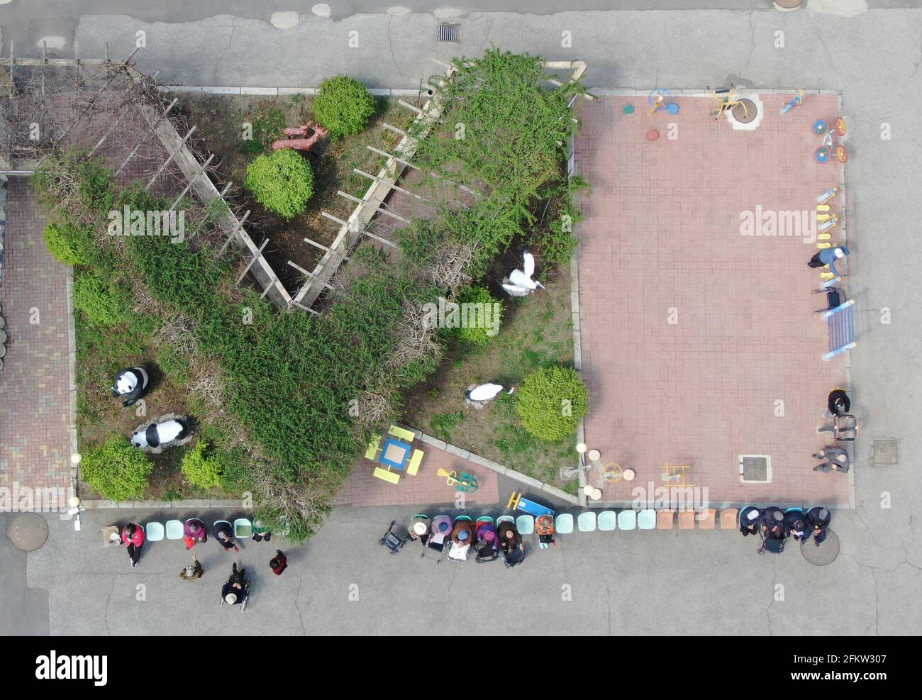 (210504) -- SHENYANG, 4. Mai 2021 (Xinhua) -- Luftfoto zeigt ältere Menschen, die sich auf dem Hof der Krankenpflege Tianzhushan in Shenyang, der Hauptstadt der nordöstlichen Provinz Liaoning, entspannen, 28. April 2021. Chen Si, 34, schloss sein Studium an der Harvard University ab. 2013 gab sie ihren Job an der Wall Street auf und kehrte in ihre Heimatstadt zurück. Und dann begann sie eine Vollzeitstelle als Direktorin eines Pflegeheims.Zuerst verstanden viele nicht, warum eine junge Dame wie sie eine solche Entscheidung traf und zweifelte, ob sie sich gut um ältere Menschen kümmern könnte. Es gibt fast 500 ältere Menschen Stockfoto