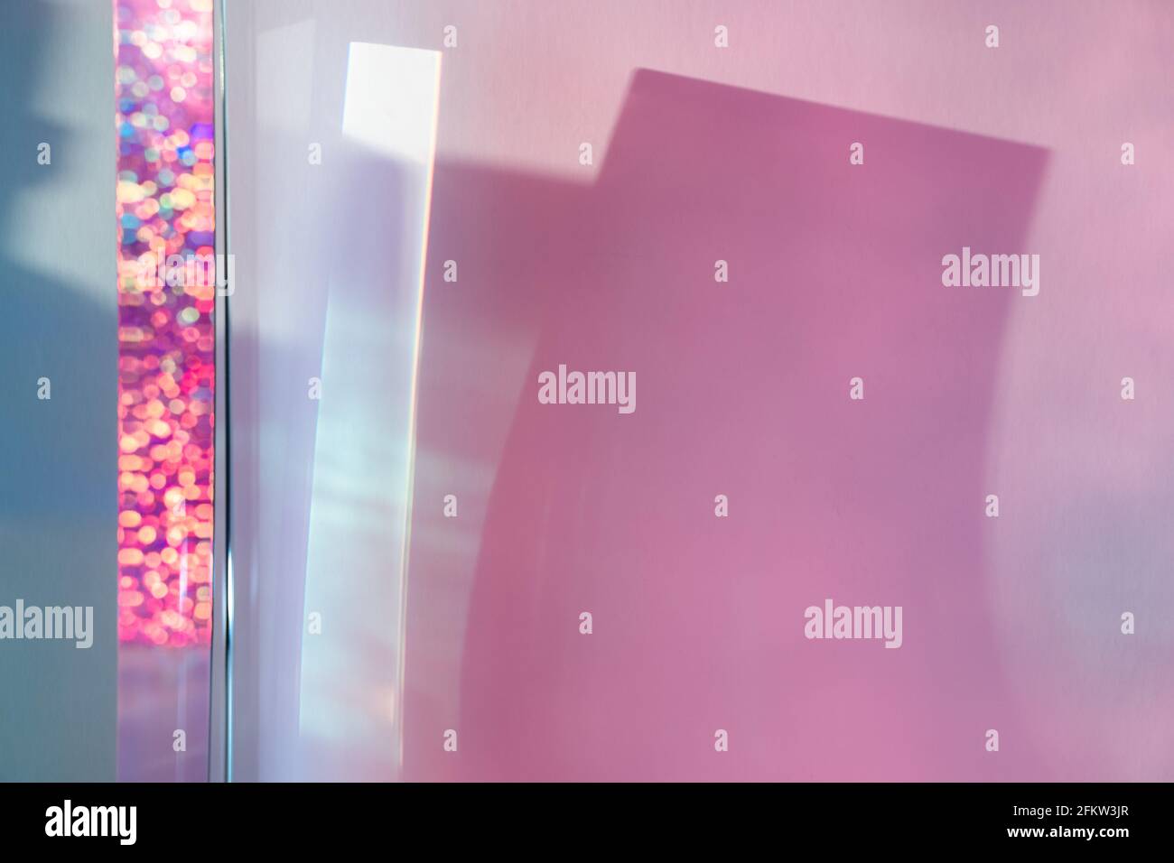Abstrakter geometrischer Hintergrund mit Prisma, Bokeh, rosa und blauen Schatten Stockfoto