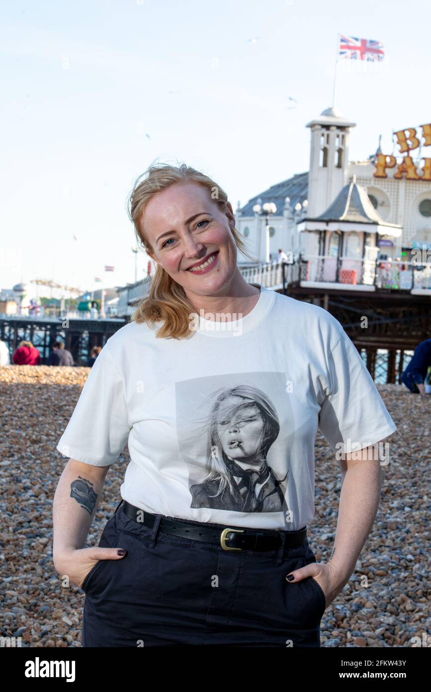 Porträt von Emma Jane Unsworth am Brighton Pier Emma (geboren 1978) ist eine britische Schriftstellerin, Journalistin und Drehbuchautorin aus Bury, Greater Manchester. Sie w Stockfoto