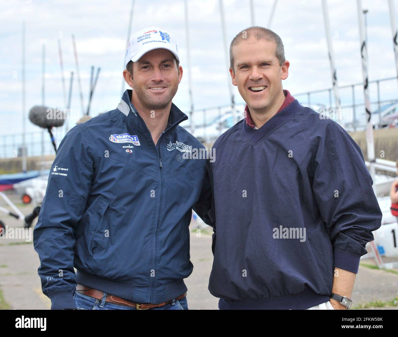 BEN AINSLIE GIVEING GLEN MOORE EINE SEGELSTUNDE.. 30/6/2011. BILD DAVID ASHDOWN Stockfoto