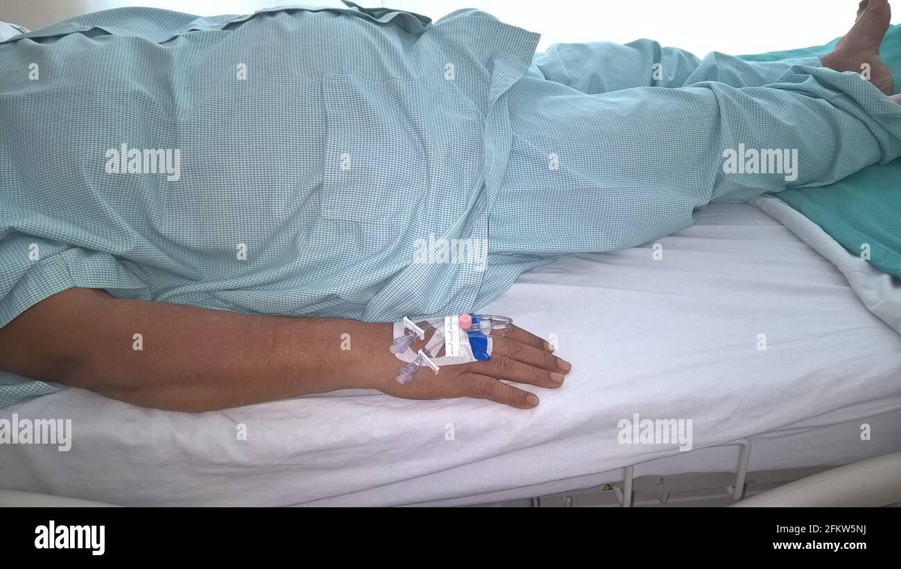 Hand mit peripheren intravenösen Kanülen oder Kathetern Stockfoto