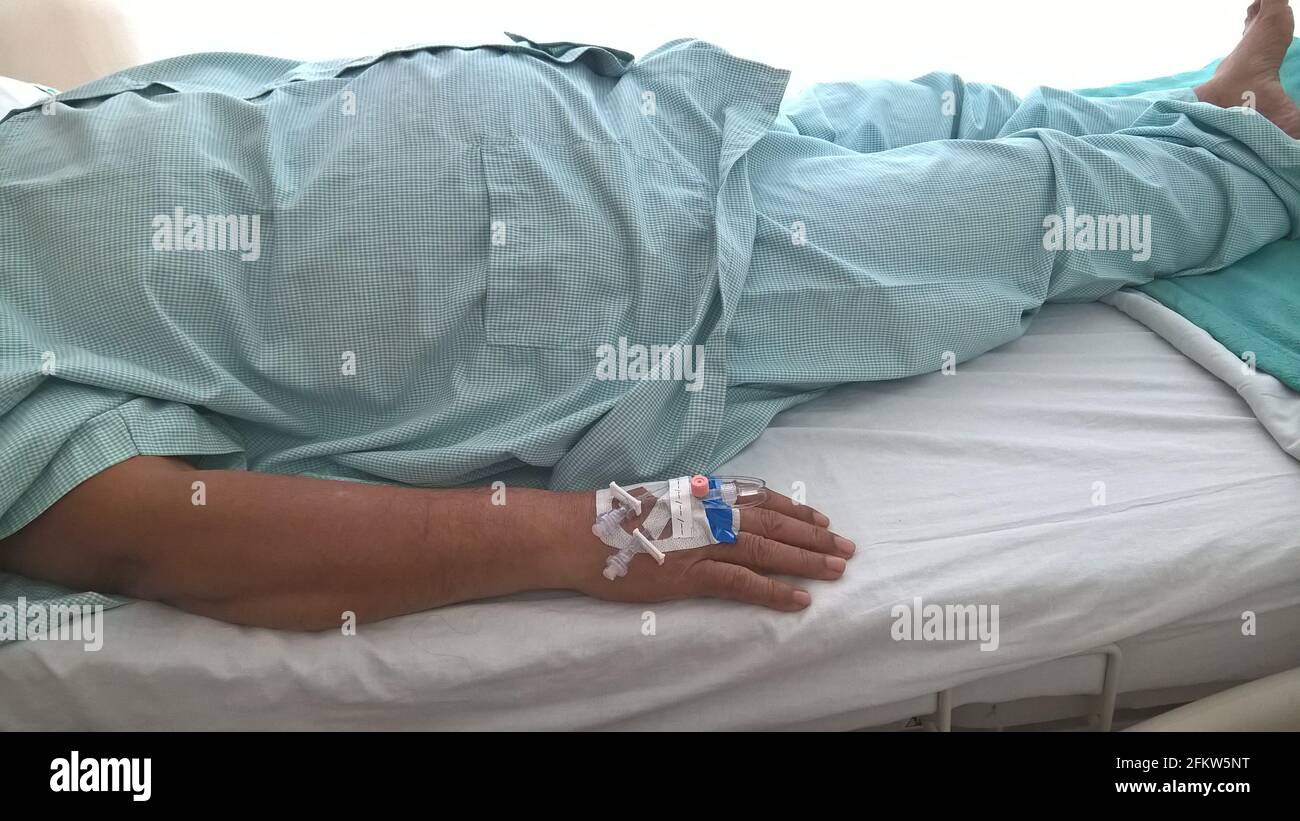 Hand mit peripheren intravenösen Kanülen oder Kathetern Stockfoto
