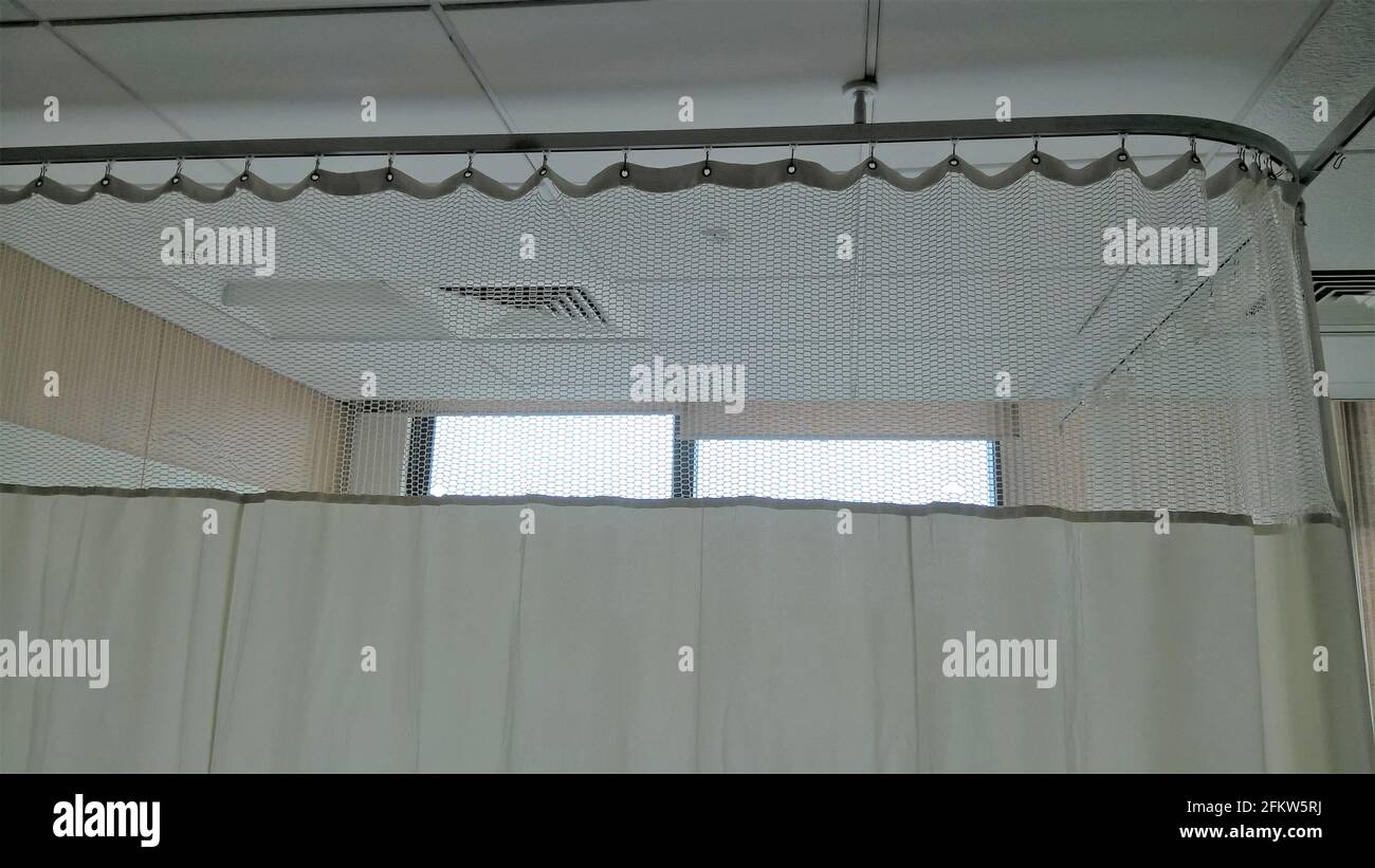 Schiebemechanismus Vorhang für Trennwand im Krankenhaus Stockfoto