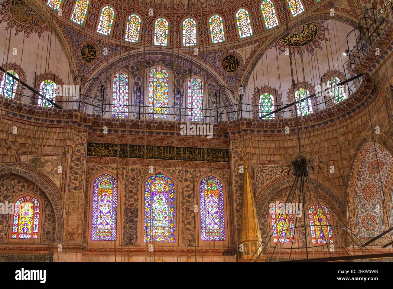 Istanbul, Türkei - 12. Mai 2013: Ansicht der verzierten Wände und Fenster in der Blauen Moschee Stockfoto