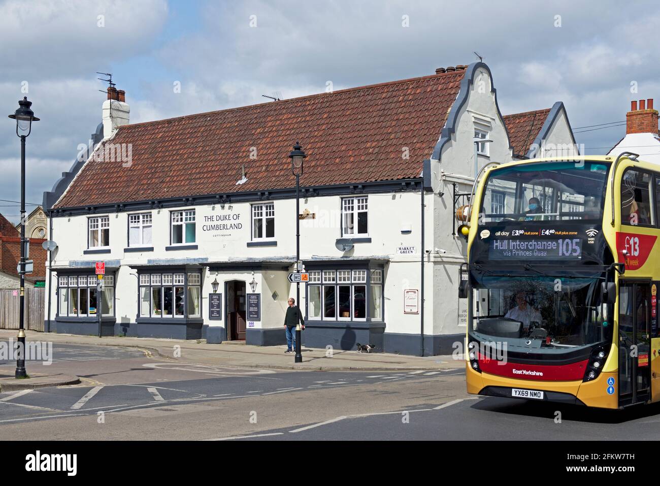 Der Doppeldeckerbus wartet gegenüber dem Pub Duke of Cumberland in Cottingham, in der Nähe von Hull, East Yorkshire, England Stockfoto
