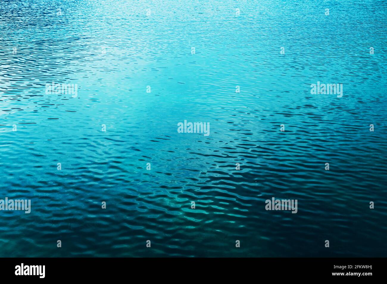Ruhige blaue See Bohinj Wasseroberfläche als Hintergrund Stockfoto