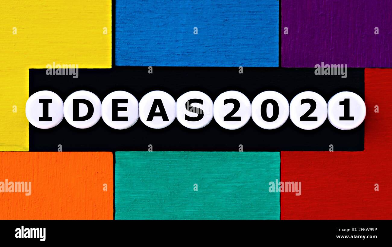 Foto zum Thema Ideen. Das Wort „Ideen“ und die Zahlen „2021“ auf einem farbenfrohen Hintergrund. Motivationskonzept Bild Stockfoto