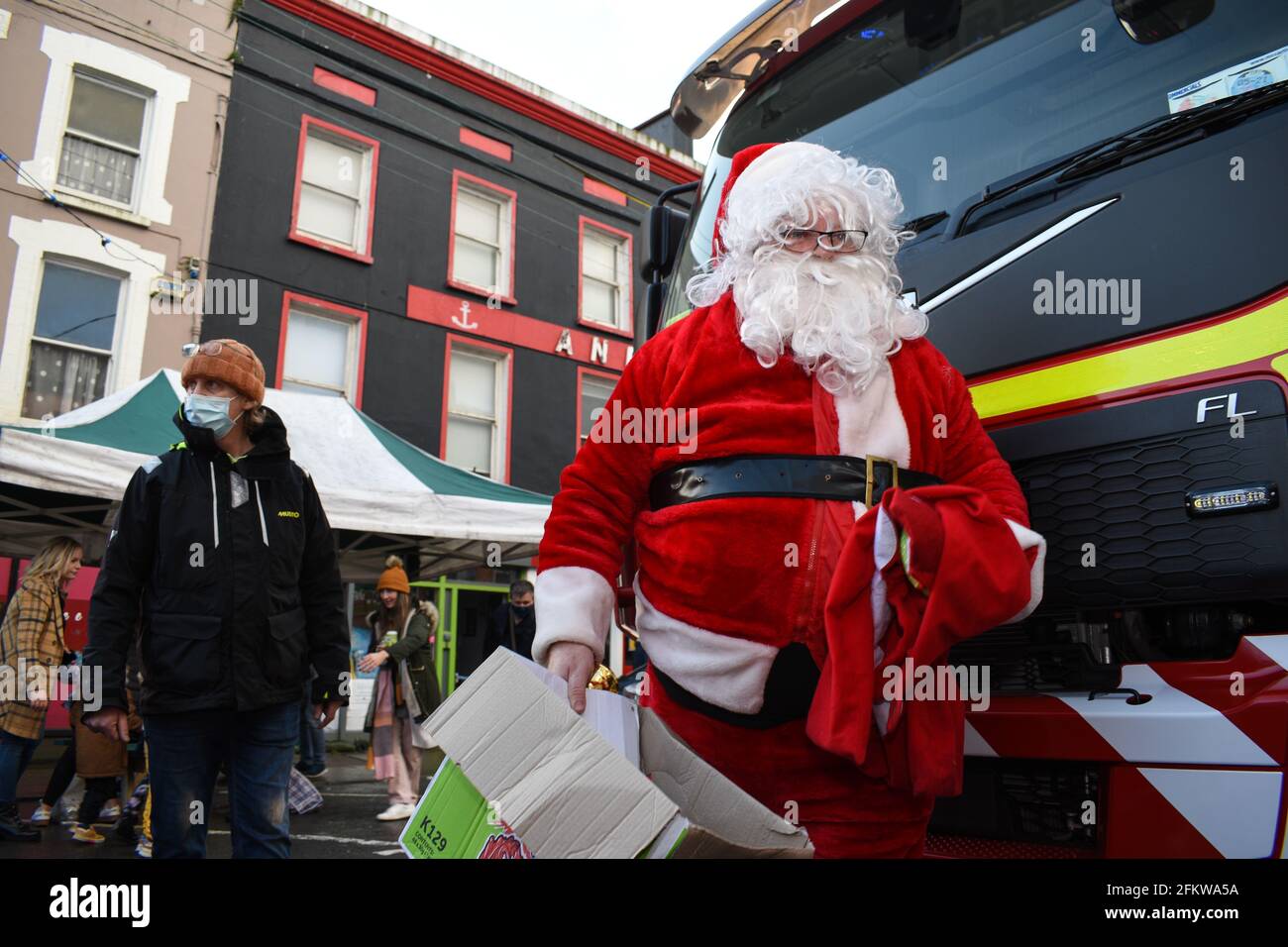 Viele Einheimische versammelten sich auf dem Weihnachtsmarkt in Bantry, um den Weihnachtsmann zu treffen. Bantry, Co Cork. Irland. Stockfoto