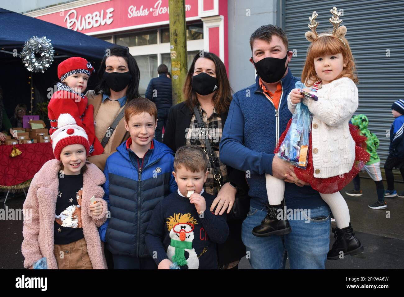 Viele Einheimische versammelten sich auf dem Weihnachtsmarkt in Bantry, um den Weihnachtsmann zu treffen. Bantry, Co Cork. Irland. Stockfoto