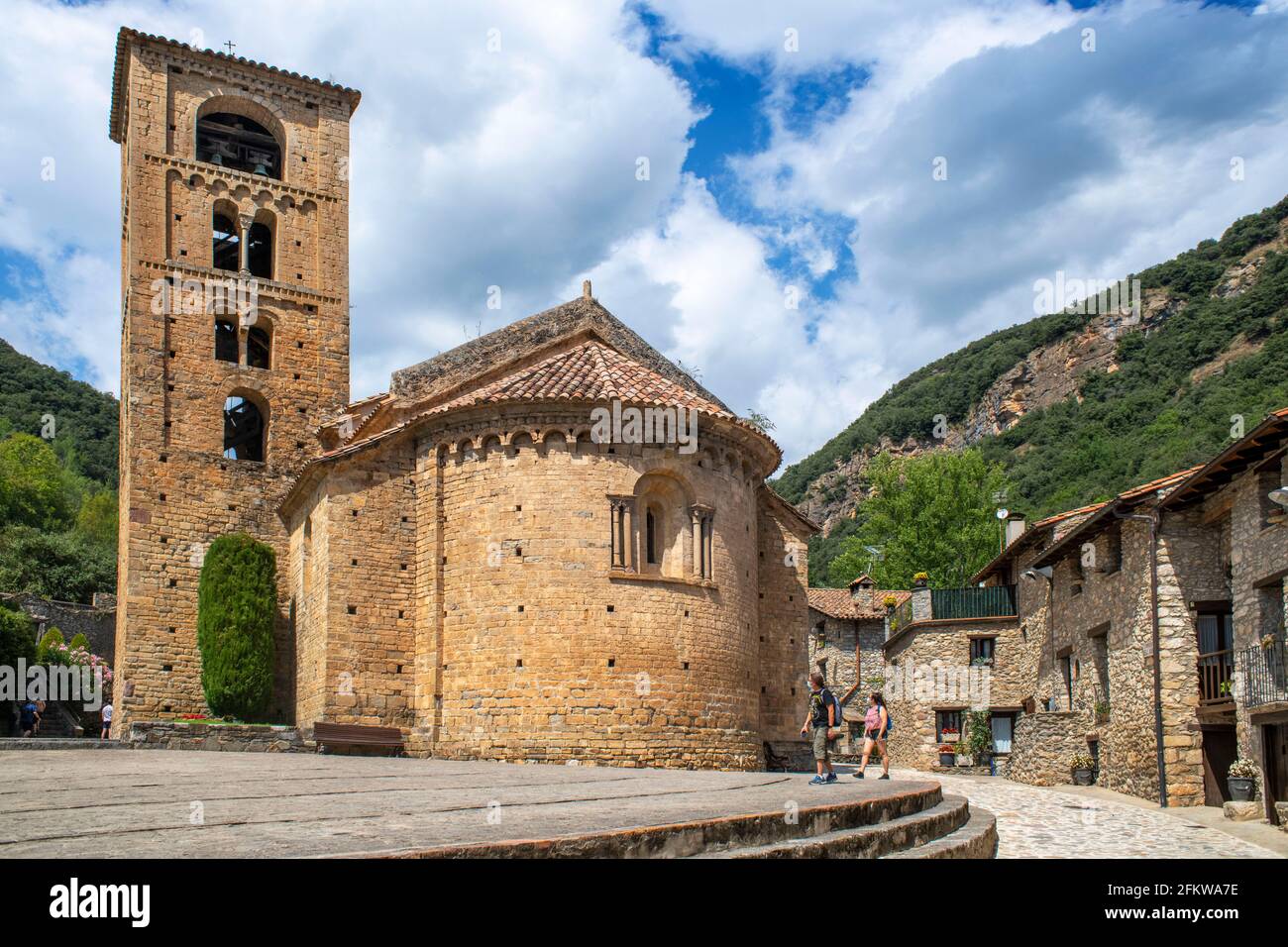 Beget Dorf im Naturpark La Garrotxa Provinz Girona Pyrenäen Katalonien Spanien. Romanische Kirche von Sant Cristofol s XII beget Stockfoto