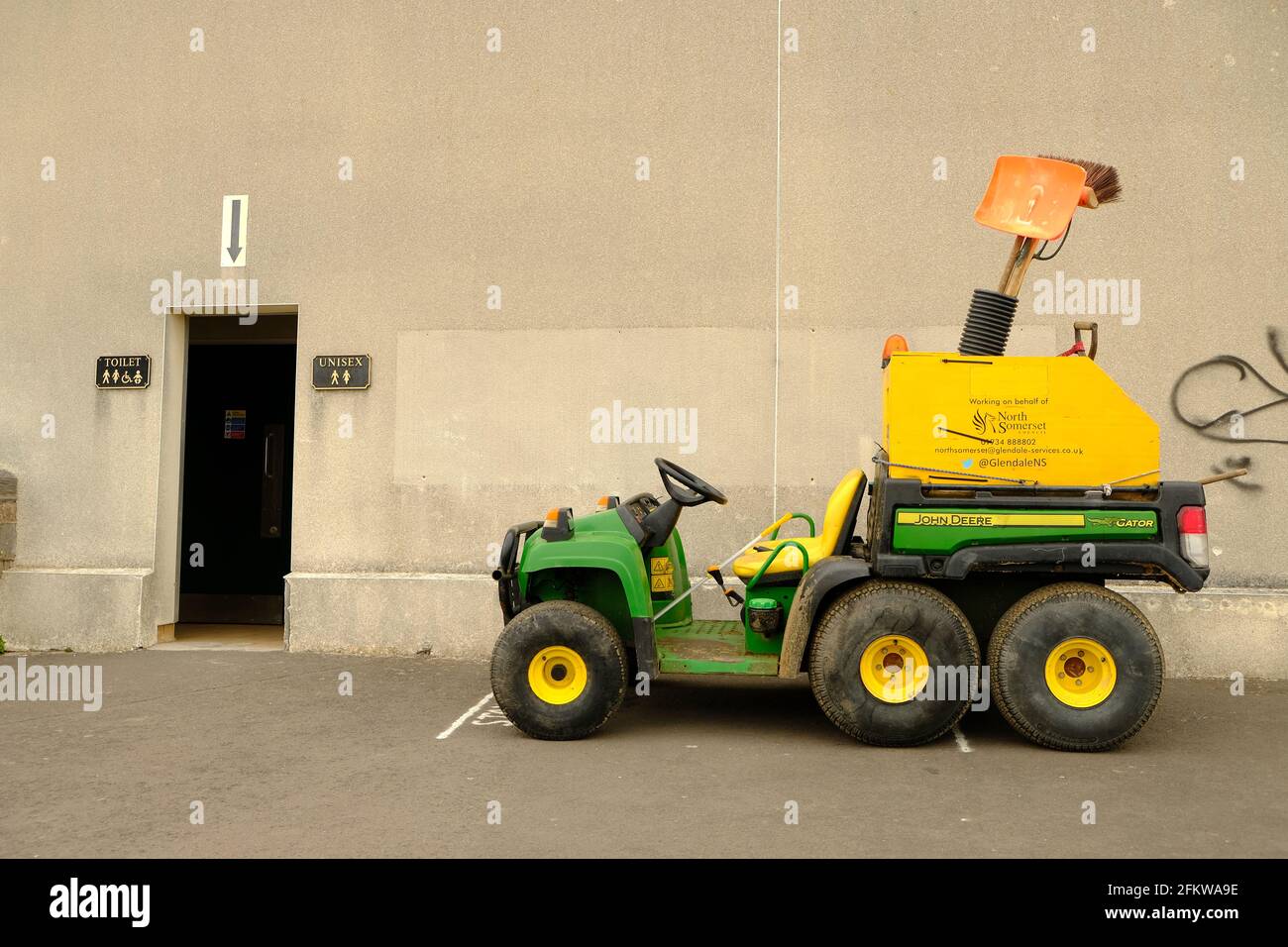 Mai 2021 - John Deere Gator Utility Vehicle, das vom rat zur Wartung seiner Einrichtungen in Weston super Mare, North Somerset, England, Großbritannien, verwendet wird. Stockfoto