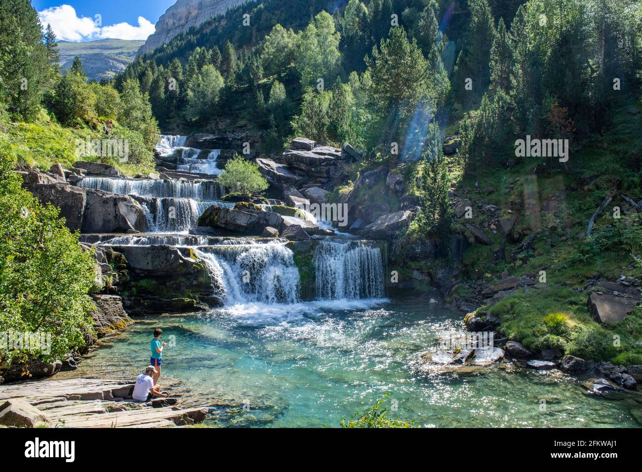 Wasserfall Cola de Caballo im Nationalpark Ordesa y Monte Perdido, Huesca, Aragon, Spanien, Pyrenäen. Karstkalkgipfel in Ordesa und Stockfoto