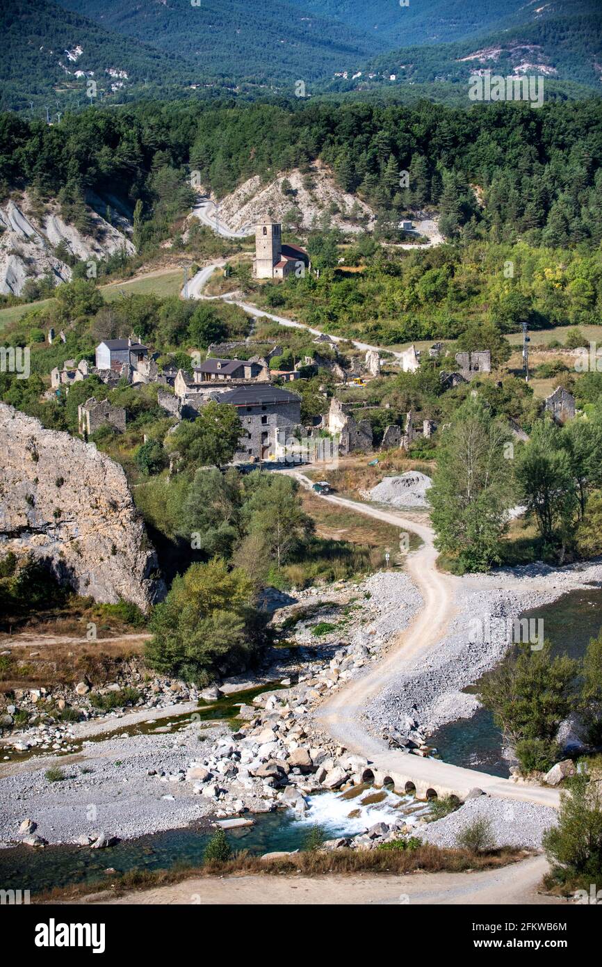 Janovas, aufgegeben Dorf am Ufer des Flusses Ara Fertigstellung eines Bewässerungssees Boltana Region Aragon Spanien. Die leeren Ruinen der Häuser i Stockfoto