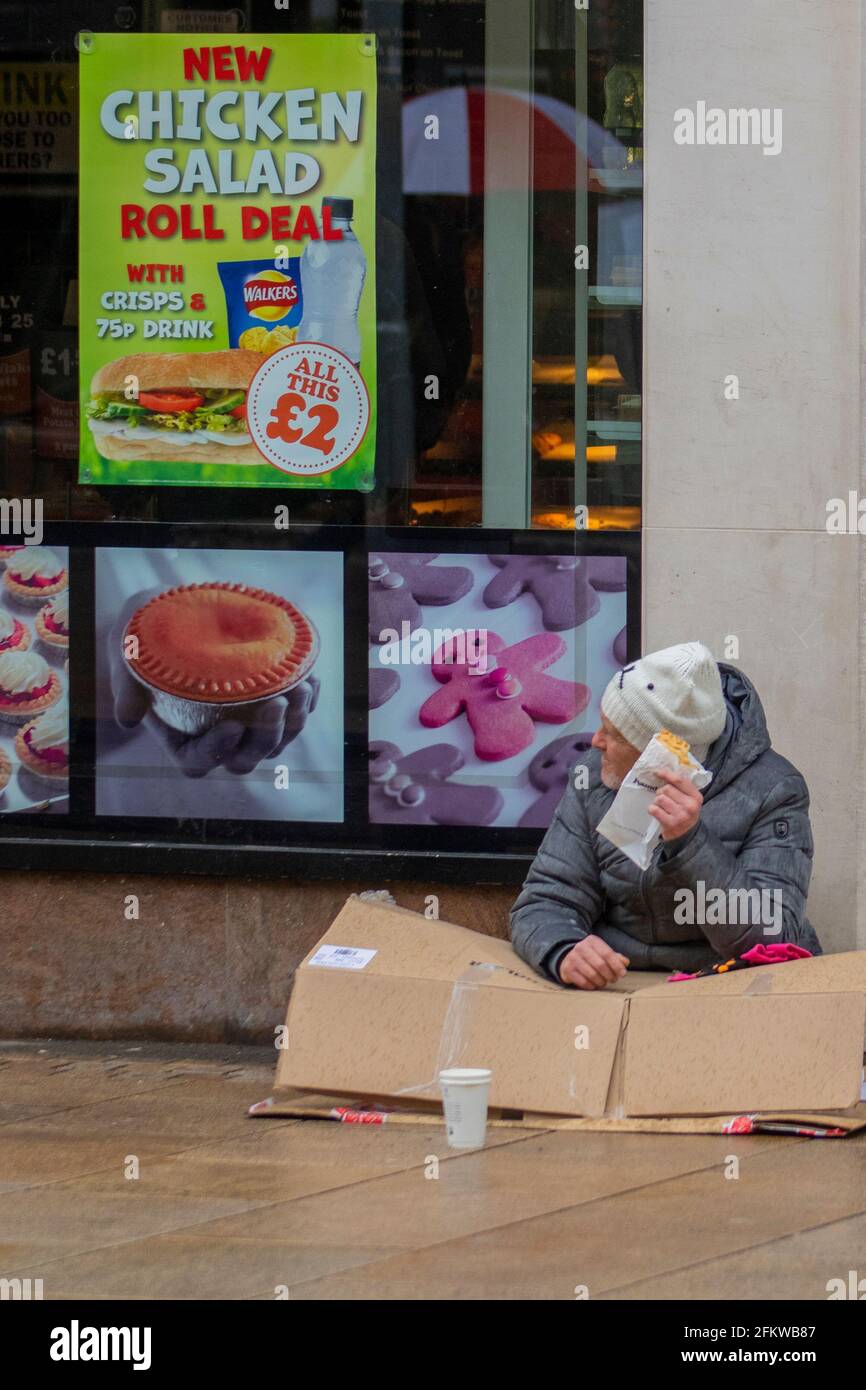 Preston; Lancashire. 4. Mai 2021; UK Wetter; Anoraks wasserdichte Jacken und Regenmäntel sind an einem kalten, nassen und windigen Tag im Stadtzentrum an der Tagesordnung. Kredit; MediaWorldImages/AlamyLiveNews. Stockfoto