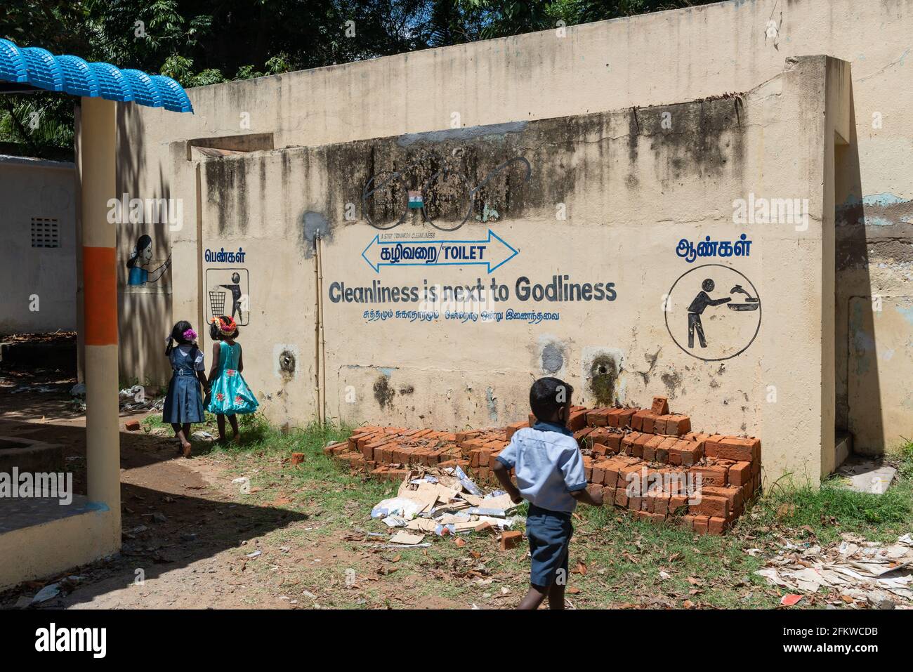 Tamil Nadu, Indien - März 2021: Hygienesicherheit gegen Covid-Infektion. Großes Wandbild in der Nähe der Toiletten einer Grundschule. Stockfoto