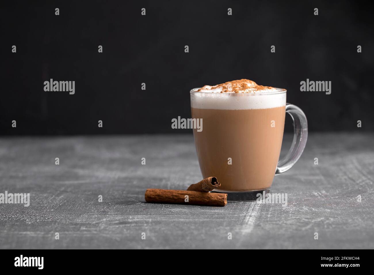 Hausgemachter Kaffee Latte Cappuccino in einem Glaskrug Stockfoto