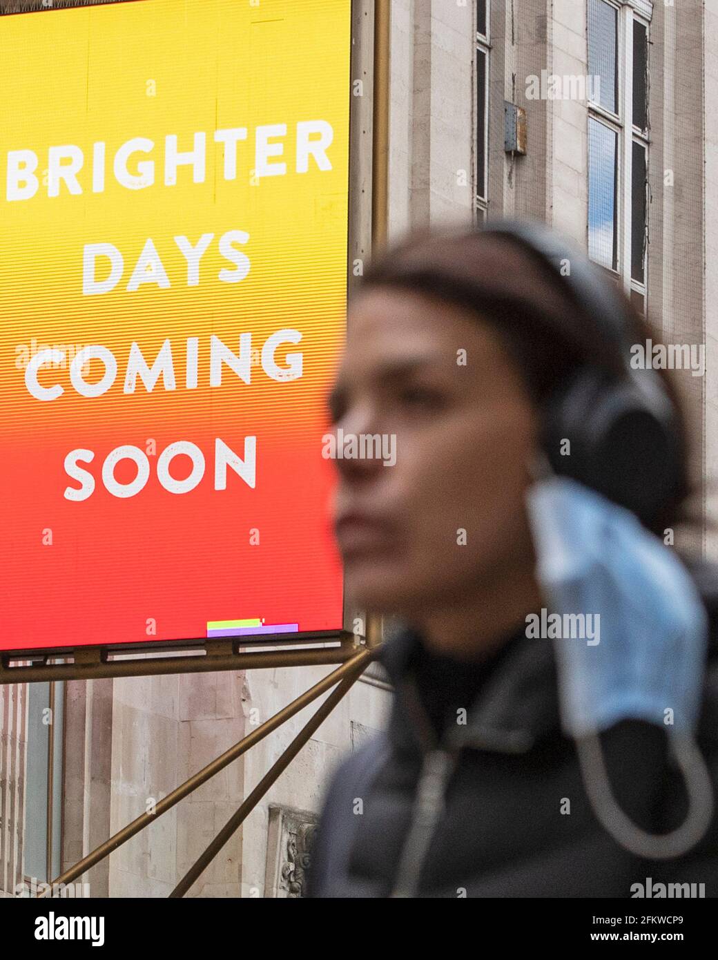 Auf der Tottenham Court Road, London, ist ein Theaterschild mit der Aufschrift „Brighter Days Coming Soon“ zu sehen, da die britische Bevölkerung nach Covid beginnt, ihre Freiheiten wiederzuerlangen Stockfoto