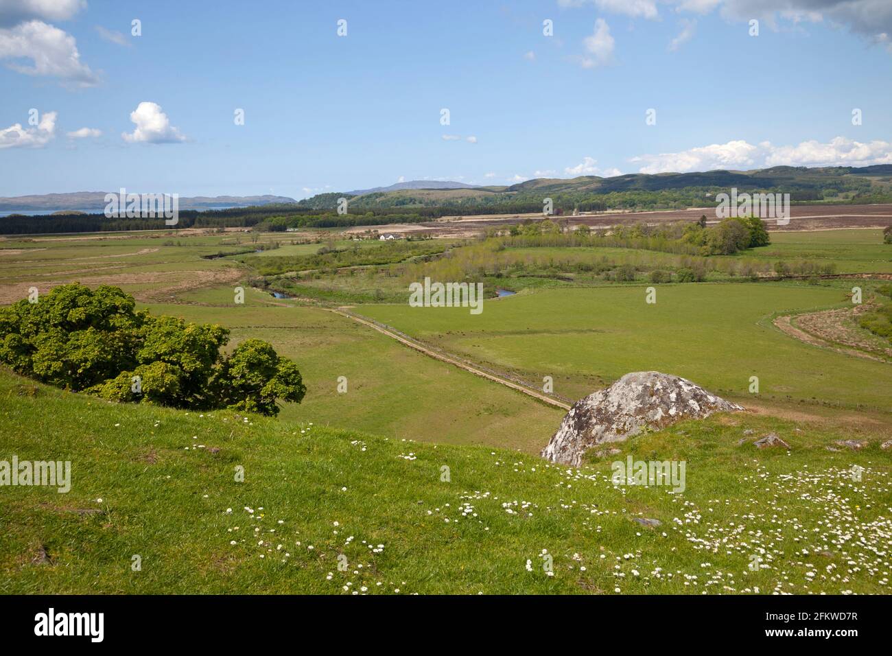 Blick von der Spitze des uralten Hügelfests in Dunadd, Argyll, Schottland, mit Blick nach Westen in Richtung Loch Crinan. Stockfoto