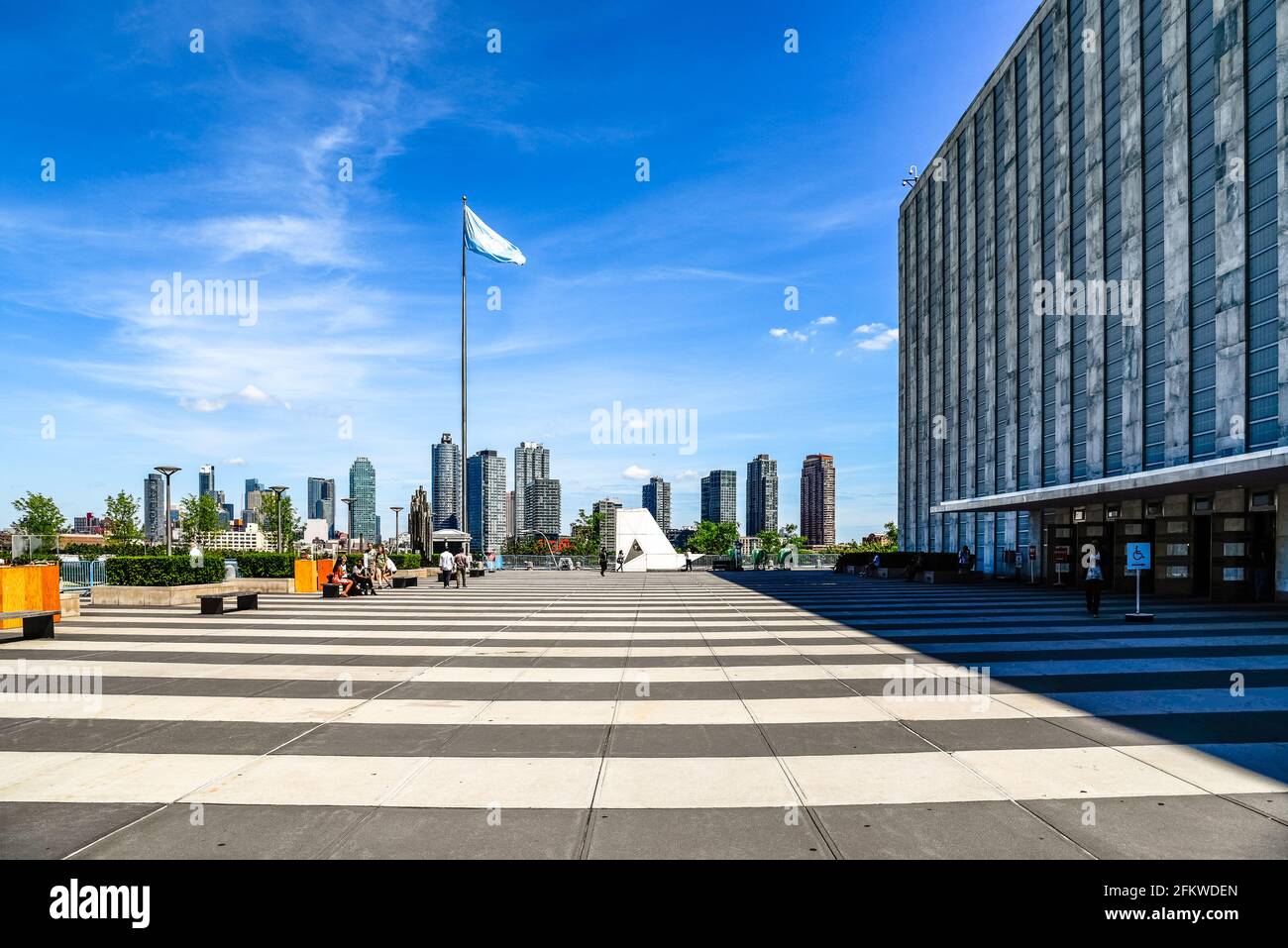 New York City, USA - 21. Juni 2018: Eingang zum Hauptsitz der Vereinten Nationen in New York City, einschließlich der Generalversammlung, Blick gegen den blauen Himmel. Stockfoto