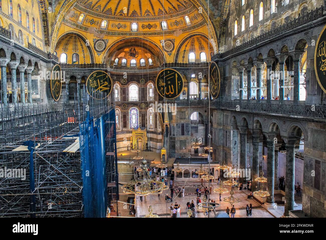 Istanbul, Türkei - 12. Mai 2013: Menschen, die in der Hagia Sophia spazieren, von der Galerie aus gesehen Stockfoto