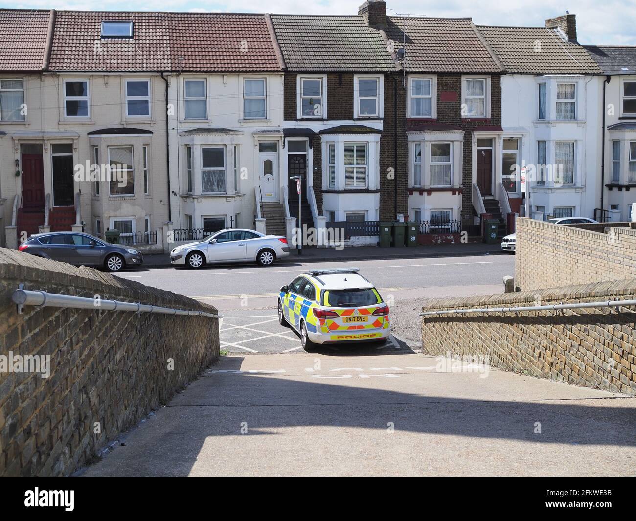 Sheerness, Kent, Großbritannien. Mai 2021. Die Polizei sperrte heute Morgen einen Teil des Sheerness-Strandes in der Nähe der römisch-katholischen Kirche ab. Ursprünglich waren etwa 4 Polizeifahrzeuge, ein Krankenwagen und zwei Rettungswagen am Tatort. Kredit: James Bell/Alamy Live Nachrichten Stockfoto