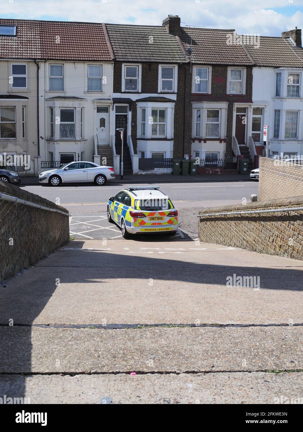 Sheerness, Kent, Großbritannien. Mai 2021. Die Polizei sperrte heute Morgen einen Teil des Sheerness-Strandes in der Nähe der römisch-katholischen Kirche ab. Ursprünglich waren etwa 4 Polizeifahrzeuge, ein Krankenwagen und zwei Rettungswagen am Tatort. Kredit: James Bell/Alamy Live Nachrichten Stockfoto