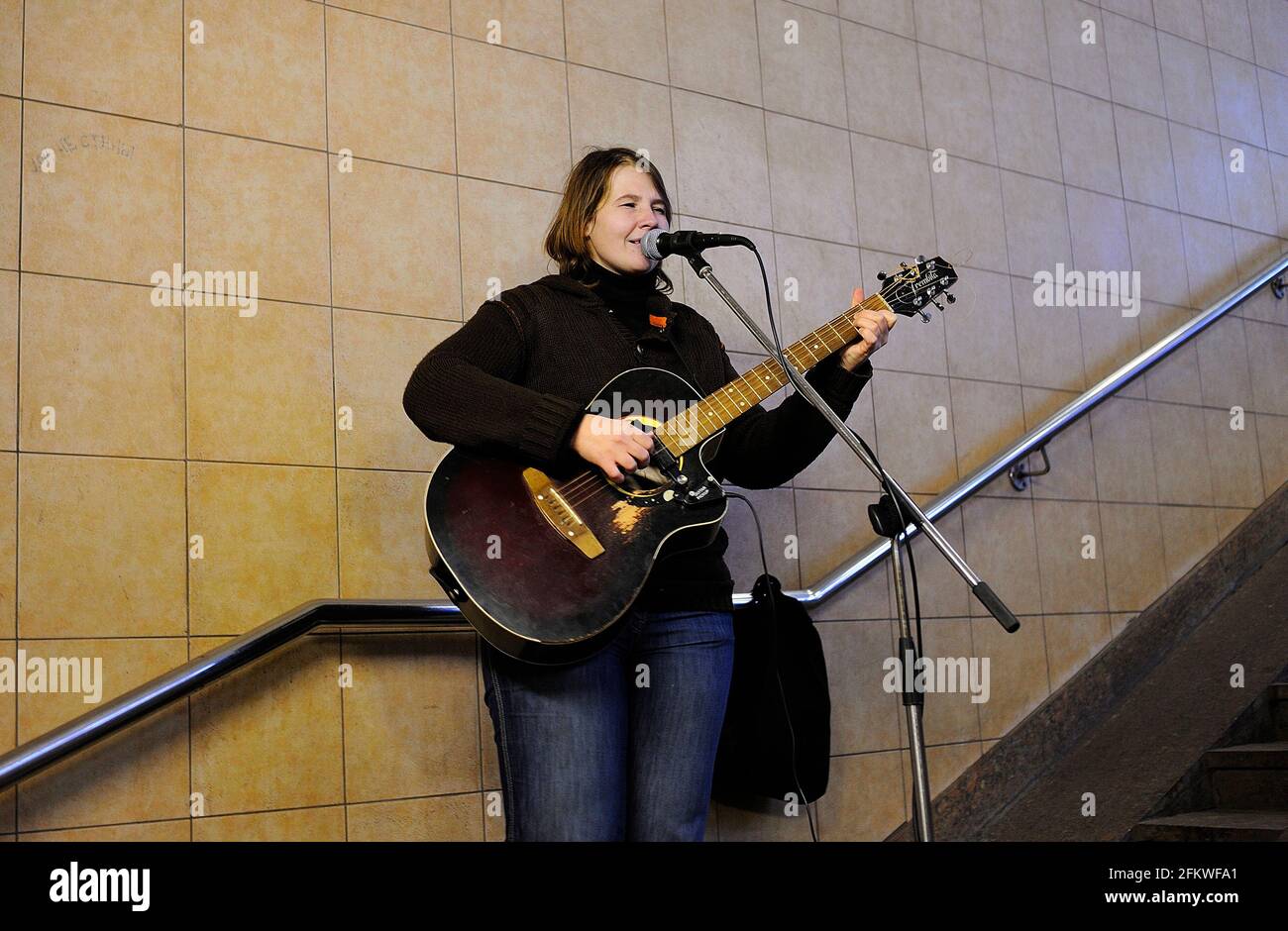 Busker hässliches Mädchen spielt die Gitarre in der Unterführung. 26. Oktober 2019. Kiew, Ukraine Stockfoto