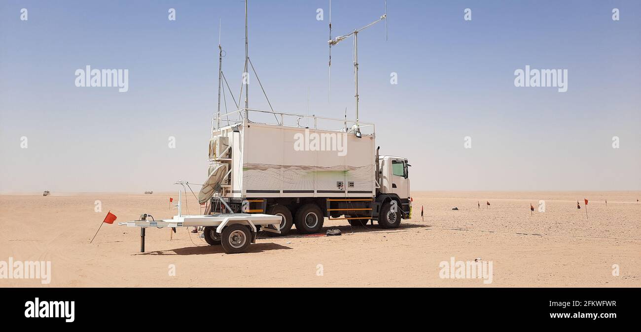 Aufnahme LKW für Land seismische. Schwere Maschinen Ausrüstung in der Wüste, Öl-und Gasindustrie Stockfoto