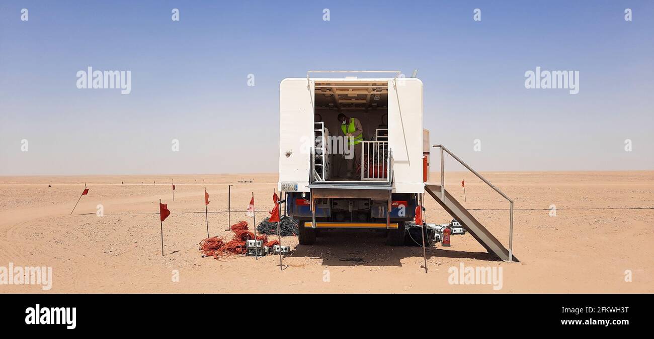 Schwere Maschinen für die Landseismik in der Wüste, Öl- und Gasindustrie Stockfoto