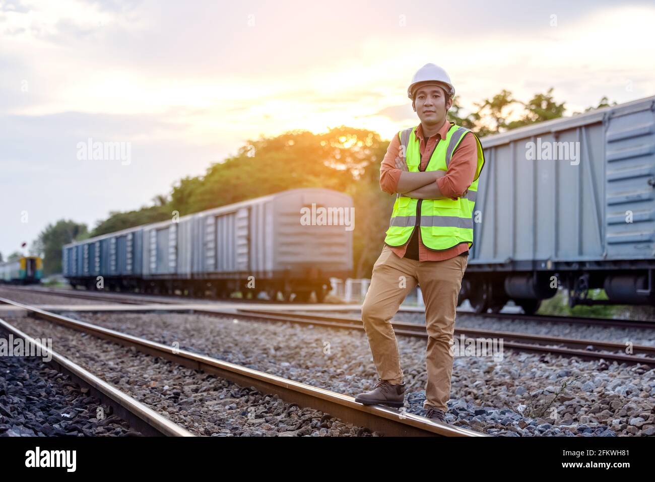 Portrait Ingenieur Mann, der in der Eisenbahn arbeitet. Chief Engineer in der Hard hat in der Wartungseinrichtung, Ingenieur- und Reparaturman-Konzept. Zuerst Sicherheit Stockfoto