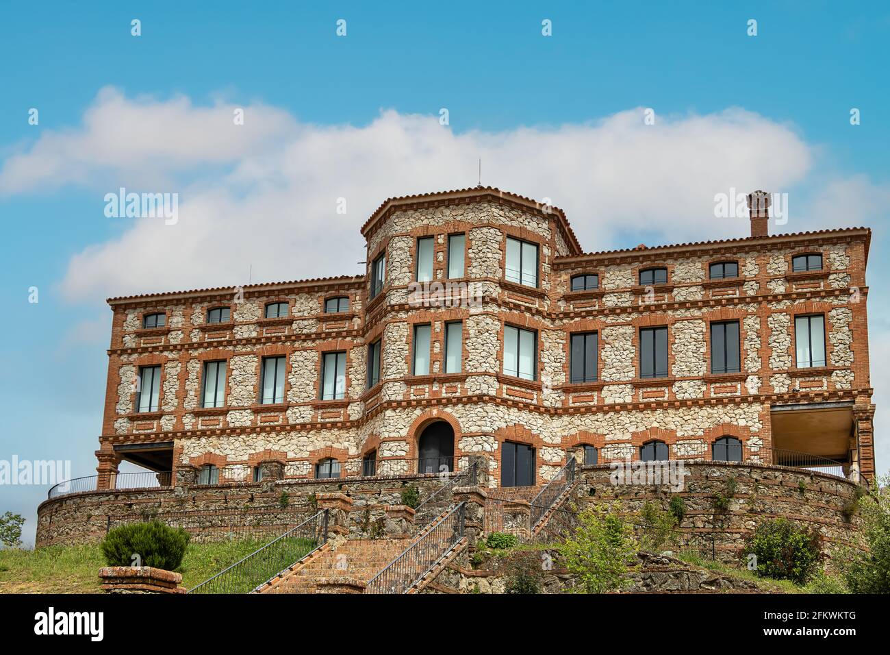 Jabugo Taubenschießclub in Huelva. Charakteristisches Gebäude der andalusischen Architektur vom Anfang des 20. Jahrhunderts Stockfoto