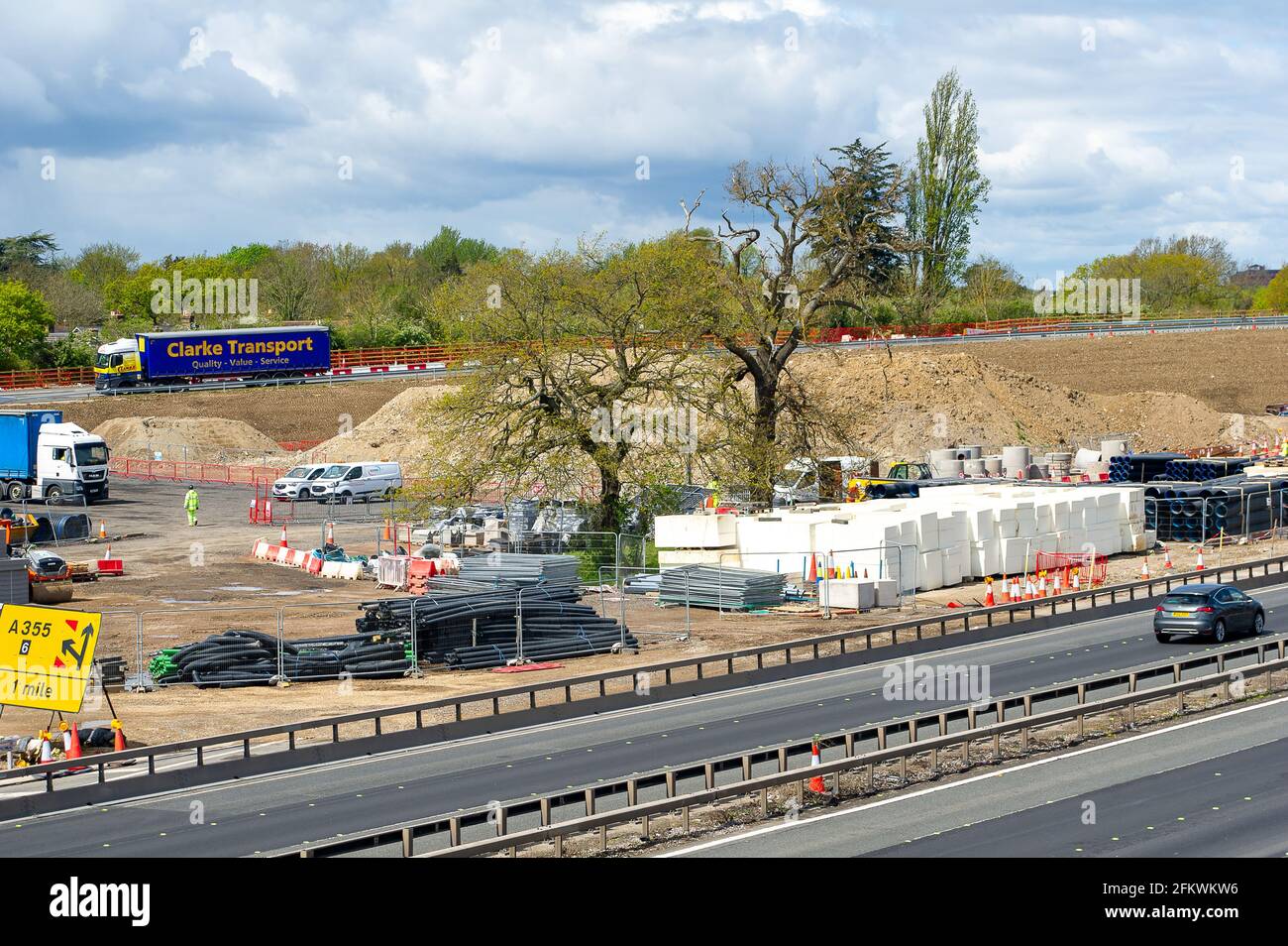 Slough, berkshire, Großbritannien. Mai 2021. Die M4 wird zu einer Smart Motorway mit All-Lane-Running (ALR) ausgebaut. In Slough in der Nähe von Datchet gibt es noch ein riesiges Gelände auf Feldern, auf denen früher Pferde grasen. Das Gebiet ist nach dem Abriss der bestehenden Brücke über die M4 nun nicht mehr erkennbar. In den letzten 5 Jahren hat es in Großbritannien 38 Tote auf intelligenten Autobahnen gegeben. Jüngste Statistiken haben gezeigt, dass die Sterberate auf intelligenten Autobahnen im Jahr 2019 um 8 % höher war als auf herkömmlichen Autobahnen, die immer noch eine harte Schulter haben, im Gegensatz zu okassionalen Schutzgebieten auf der AL Stockfoto