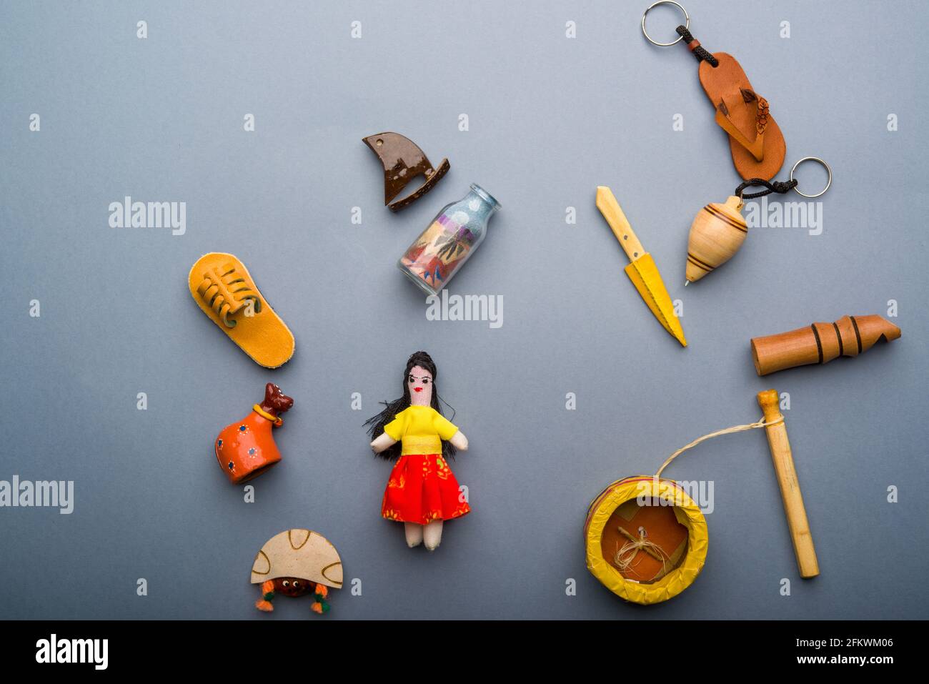 Kunsthandwerk und Souvenirs aus dem Nordosten Brasiliens auf neutralgrauem Hintergrund. Stockfoto