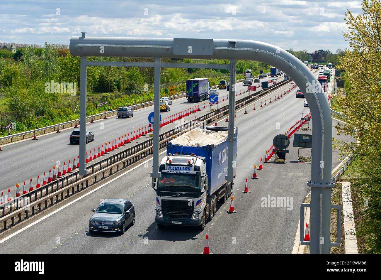 Slough, berkshire, Großbritannien. Mai 2021. Die M4 wird zu einer Smart Motorway mit All-Lane-Running (ALR) ausgebaut. In Slough in der Nähe von Datchet gibt es noch ein riesiges Gelände auf Feldern, auf denen früher Pferde grasen. Das Gebiet ist nach dem Abriss der bestehenden Brücke über die M4 nun nicht mehr erkennbar. In den letzten 5 Jahren hat es in Großbritannien 38 Tote auf intelligenten Autobahnen gegeben. Jüngste Statistiken haben gezeigt, dass die Sterberate auf intelligenten Autobahnen im Jahr 2019 um 8 % höher war als auf herkömmlichen Autobahnen, die immer noch eine harte Schulter haben, im Gegensatz zu okassionalen Schutzgebieten auf der AL Stockfoto