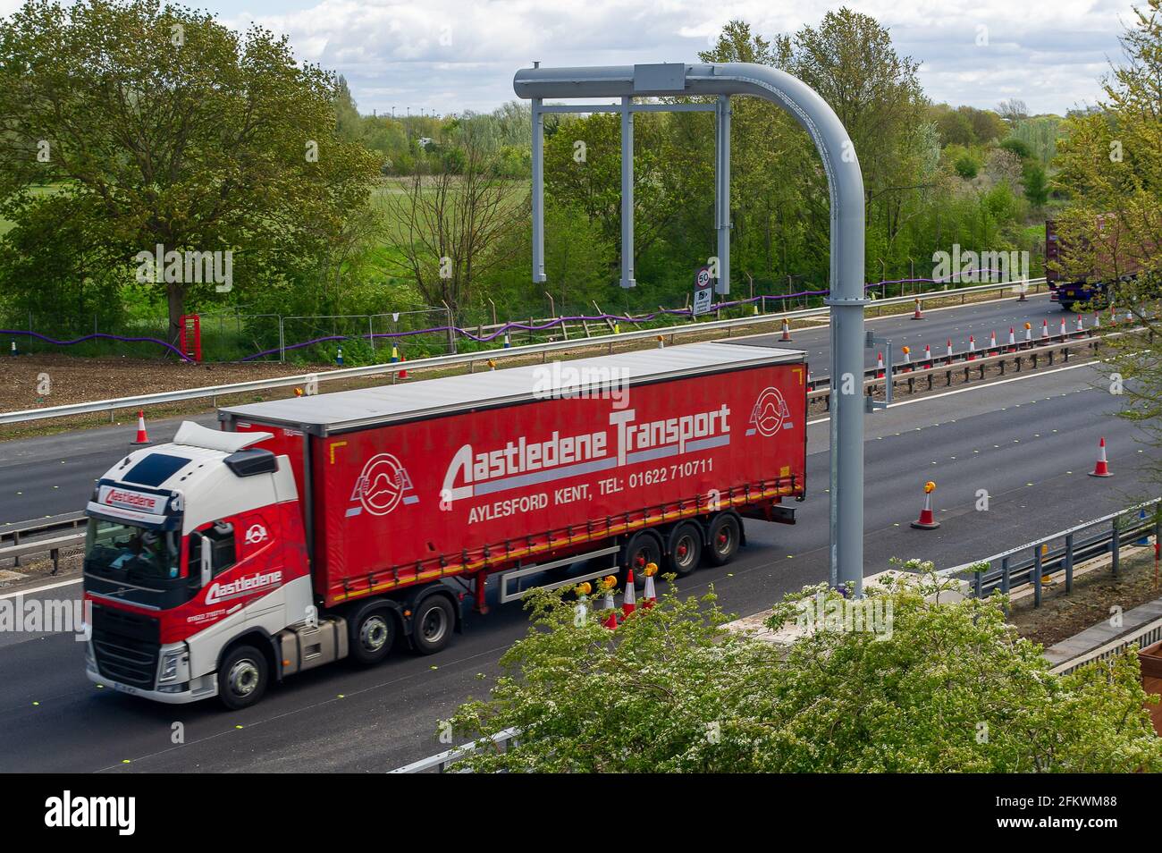 Slough, berkshire, Großbritannien. Mai 2021. Die M4 wird zu einer Smart Motorway mit All-Lane-Running (ALR) ausgebaut. In Slough in der Nähe von Datchet gibt es noch ein riesiges Gelände auf Feldern, auf denen früher Pferde grasen. Das Gebiet ist nach dem Abriss der bestehenden Brücke über die M4 nun nicht mehr erkennbar. In den letzten 5 Jahren hat es in Großbritannien 38 Tote auf intelligenten Autobahnen gegeben. Jüngste Statistiken haben gezeigt, dass die Sterberate auf intelligenten Autobahnen im Jahr 2019 um 8 % höher war als auf herkömmlichen Autobahnen, die immer noch eine harte Schulter haben, im Gegensatz zu okassionalen Schutzgebieten auf der AL Stockfoto