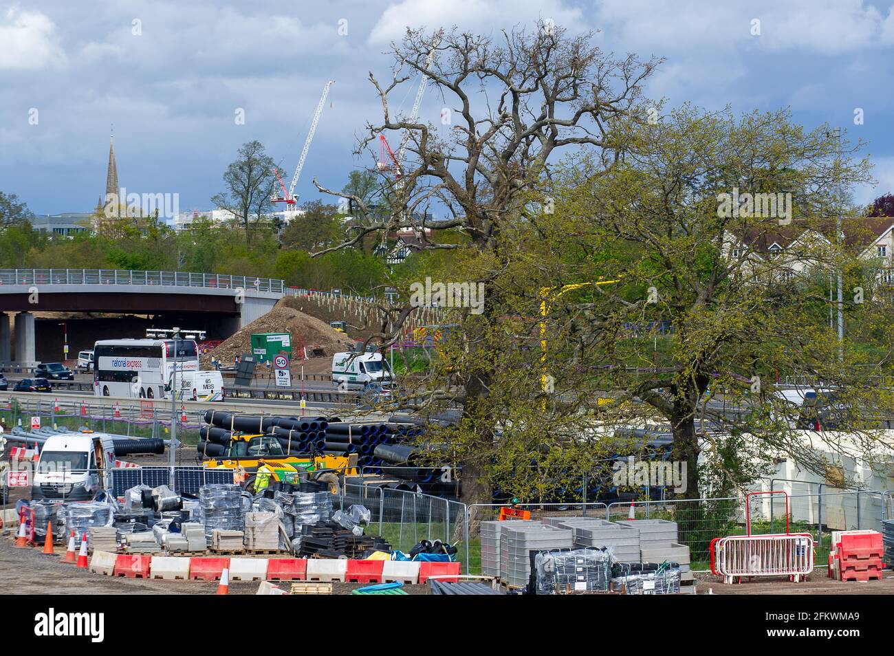 Slough, berkshire, Großbritannien. Mai 2021. Die M4 wird zu einer Smart Motorway mit All-Lane-Running (ALR) ausgebaut. In Slough in der Nähe von Datchet gibt es noch ein riesiges Gelände auf Feldern, auf denen früher Pferde grasen. Das Gebiet ist nach dem Abriss der bestehenden Brücke über die M4 nun nicht mehr erkennbar. In den letzten 5 Jahren hat es in Großbritannien 38 Tote auf intelligenten Autobahnen gegeben. Jüngste Statistiken haben gezeigt, dass die Sterberate auf intelligenten Autobahnen im Jahr 2019 um 8 % höher war als auf herkömmlichen Autobahnen, die immer noch eine harte Schulter haben, im Gegensatz zu okassionalen Schutzgebieten auf der AL Stockfoto