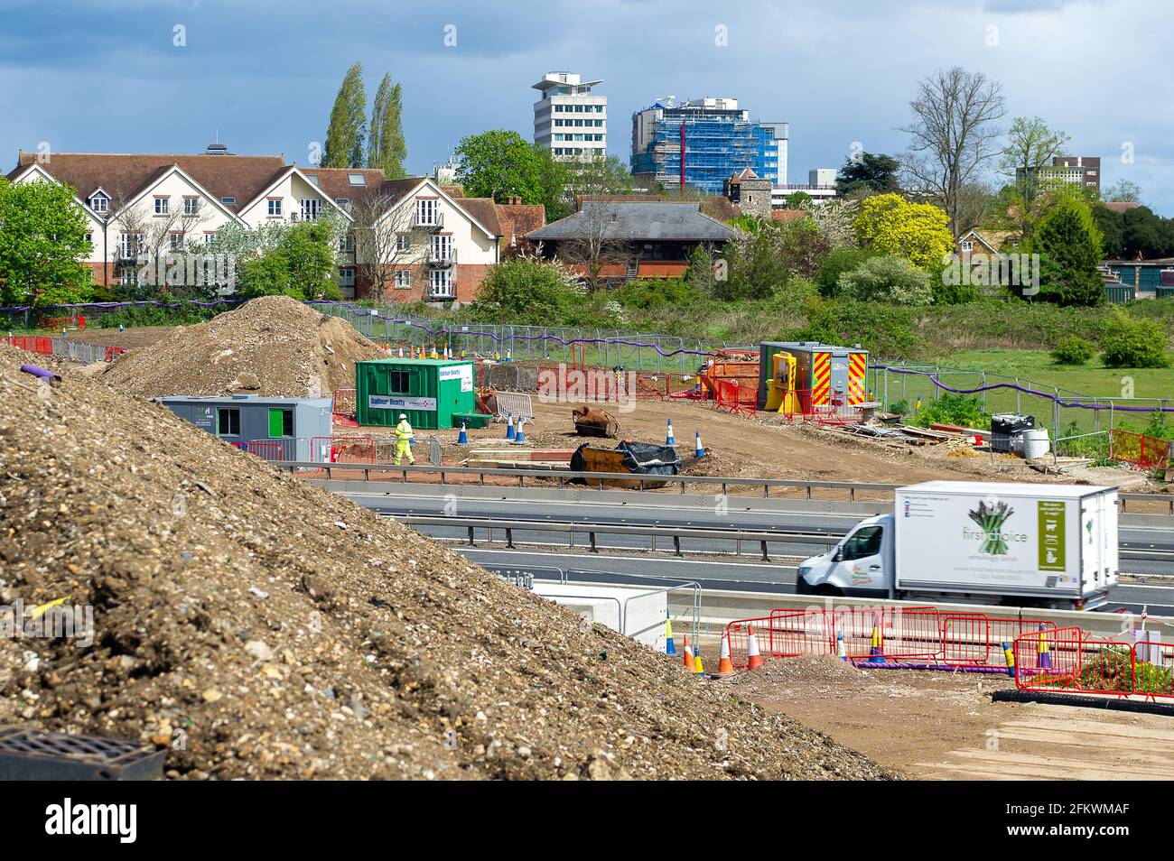 Slough, berkshire, Großbritannien. Mai 2021. Die M4 wird zu einer Smart Motorway mit All-Lane-Running (ALR) ausgebaut. In Slough in der Nähe von Datchet gibt es noch ein riesiges Gelände auf Feldern, auf denen früher Pferde grasen. Das Gebiet ist nach dem Abriss der bestehenden Brücke über die M4 nun nicht mehr erkennbar. In den letzten 5 Jahren hat es in Großbritannien 38 Tote auf intelligenten Autobahnen gegeben. Jüngste Statistiken haben gezeigt, dass die Sterberate auf intelligenten Autobahnen im Jahr 2019 um 8 % höher war als auf herkömmlichen Autobahnen, die immer noch eine harte Schulter haben, im Gegensatz zu okassionalen Schutzgebieten auf der AL Stockfoto