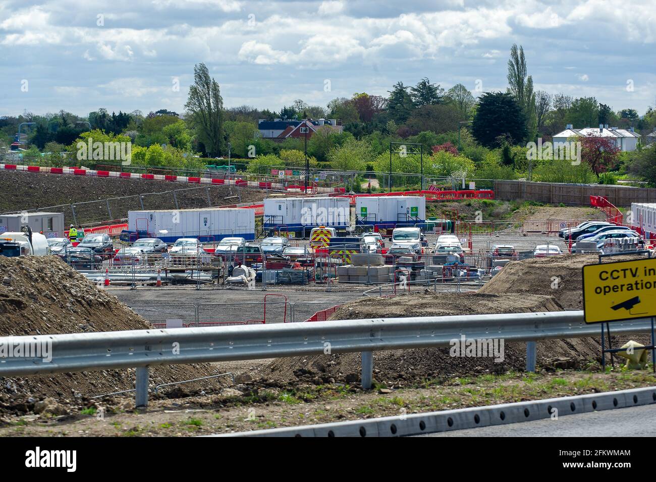 Slough, berkshire, Großbritannien. Mai 2021. Die M4 wird zu einer Smart Motorway mit All-Lane-Running (ALR) ausgebaut. In Slough in der Nähe von Datchet gibt es noch ein riesiges Gelände auf Feldern, auf denen früher Pferde grasen. Das Gebiet ist nach dem Abriss der bestehenden Brücke über die M4 nun nicht mehr erkennbar. In den letzten 5 Jahren hat es in Großbritannien 38 Tote auf intelligenten Autobahnen gegeben. Jüngste Statistiken haben gezeigt, dass die Sterberate auf intelligenten Autobahnen im Jahr 2019 um 8 % höher war als auf herkömmlichen Autobahnen, die immer noch eine harte Schulter haben, im Gegensatz zu okassionalen Schutzgebieten auf der AL Stockfoto