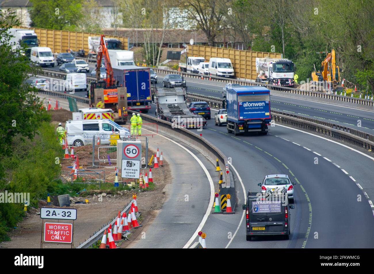 Slough, berkshire, Großbritannien. Mai 2021. Die M4 wird zu einer Smart Motorway mit All-Lane-Running (ALR) ausgebaut. In Slough in der Nähe von Datchet gibt es noch ein riesiges Gelände auf Feldern, auf denen früher Pferde grasen. Das Gebiet ist nach dem Abriss der bestehenden Brücke über die M4 nun nicht mehr erkennbar. In den letzten 5 Jahren hat es in Großbritannien 38 Tote auf intelligenten Autobahnen gegeben. Jüngste Statistiken haben gezeigt, dass die Sterberate auf intelligenten Autobahnen im Jahr 2019 um 8 % höher war als auf herkömmlichen Autobahnen, die immer noch eine harte Schulter haben, im Gegensatz zu okassionalen Schutzgebieten auf der AL Stockfoto