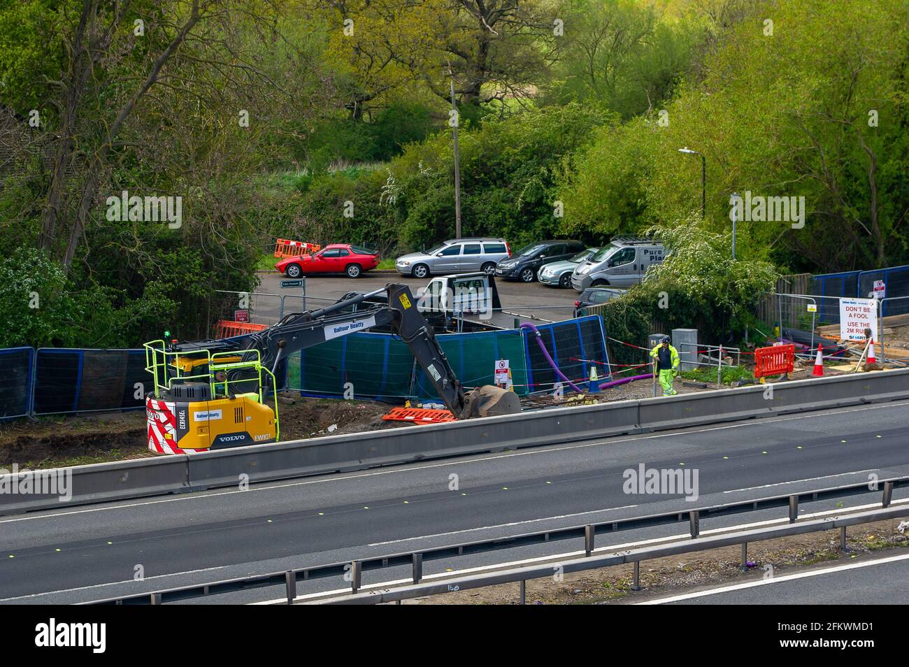 Slough, berkshire, Großbritannien. Mai 2021. Die M4 wird zu einer Smart Motorway mit All-Lane-Running (ALR) ausgebaut. In Slough in der Nähe von Datchet gibt es noch ein riesiges Gelände auf Feldern, auf denen früher Pferde grasen. Das Gebiet ist nach dem Abriss der bestehenden Brücke über die M4 nun nicht mehr erkennbar. In den letzten 5 Jahren hat es in Großbritannien 38 Tote auf intelligenten Autobahnen gegeben. Jüngste Statistiken haben gezeigt, dass die Sterberate auf intelligenten Autobahnen im Jahr 2019 um 8 % höher war als auf herkömmlichen Autobahnen, die immer noch eine harte Schulter haben, im Gegensatz zu okassionalen Schutzgebieten auf der AL Stockfoto