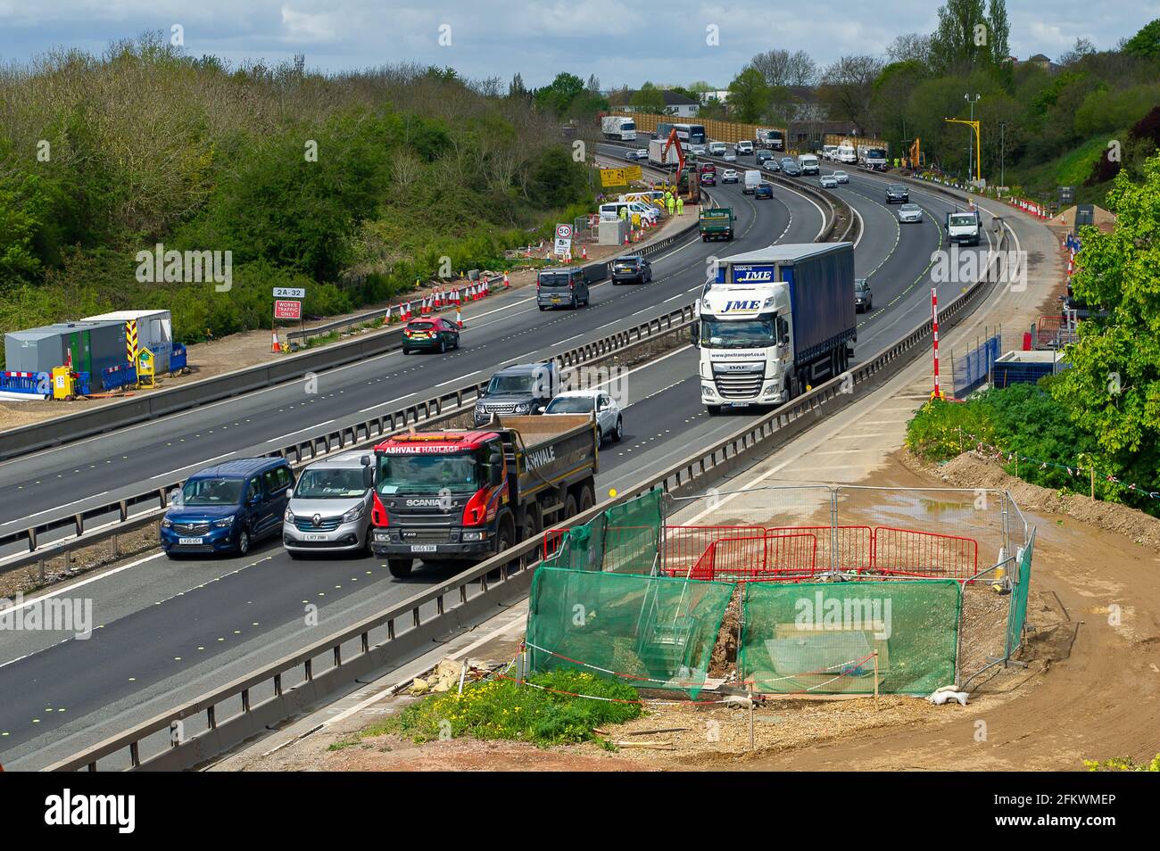 Slough, berkshire, Großbritannien. Mai 2021. Die M4 wird zu einer Smart Motorway mit All-Lane-Running (ALR) ausgebaut. In Slough in der Nähe von Datchet gibt es noch ein riesiges Gelände auf Feldern, auf denen früher Pferde grasen. Das Gebiet ist nach dem Abriss der bestehenden Brücke über die M4 nun nicht mehr erkennbar. In den letzten 5 Jahren hat es in Großbritannien 38 Tote auf intelligenten Autobahnen gegeben. Jüngste Statistiken haben gezeigt, dass die Sterberate auf intelligenten Autobahnen im Jahr 2019 um 8 % höher war als auf herkömmlichen Autobahnen, die immer noch eine harte Schulter haben, im Gegensatz zu okassionalen Schutzgebieten auf der AL Stockfoto