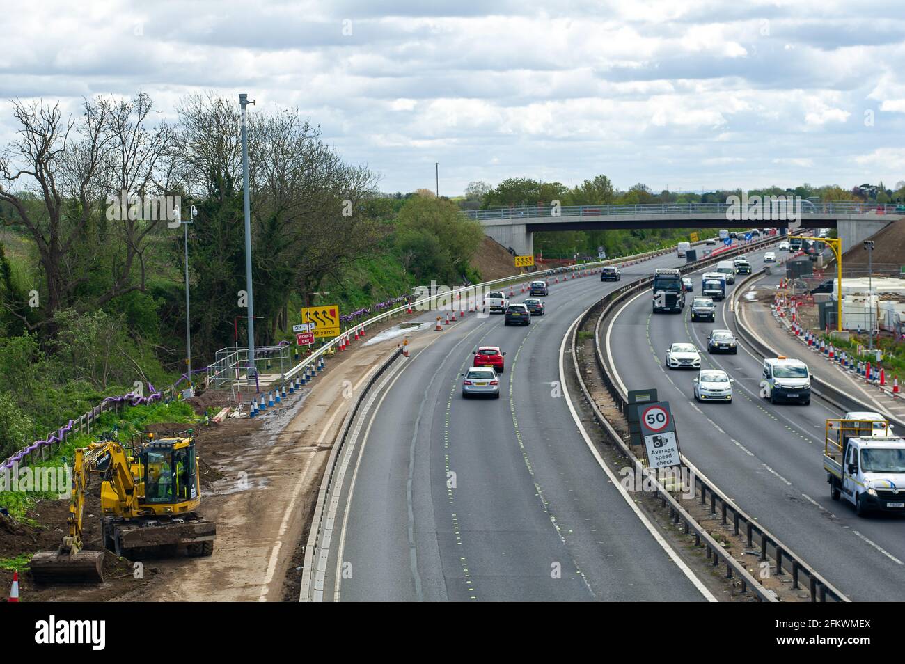 Slough, berkshire, Großbritannien. Mai 2021. Die M4 wird zu einer Smart Motorway mit All-Lane-Running (ALR) ausgebaut. In Slough in der Nähe von Datchet gibt es noch ein riesiges Gelände auf Feldern, auf denen früher Pferde grasen. Das Gebiet ist nach dem Abriss der bestehenden Brücke über die M4 nun nicht mehr erkennbar. In den letzten 5 Jahren hat es in Großbritannien 38 Tote auf intelligenten Autobahnen gegeben. Jüngste Statistiken haben gezeigt, dass die Sterberate auf intelligenten Autobahnen im Jahr 2019 um 8 % höher war als auf herkömmlichen Autobahnen, die immer noch eine harte Schulter haben, im Gegensatz zu okassionalen Schutzgebieten auf der AL Stockfoto