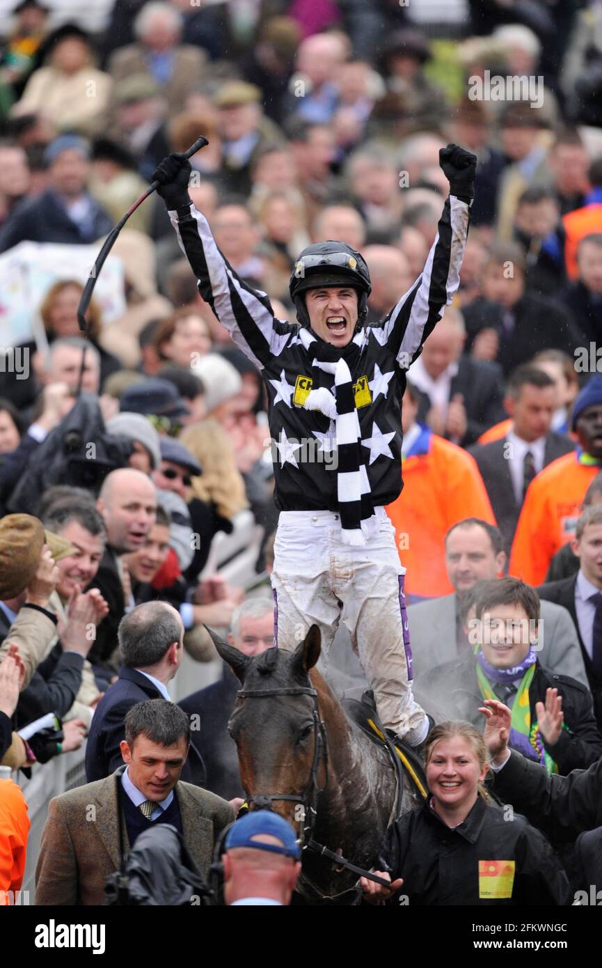 RACING CHELTENHAM FESTIVAL 2010 4TH TAG 19/3/10. DER GOLD-CUP-SIEGER PADDY BRENNAN AUF KAISERLICHEN KOMMANDANTEN. BILD DAVID ASHDOWN Stockfoto