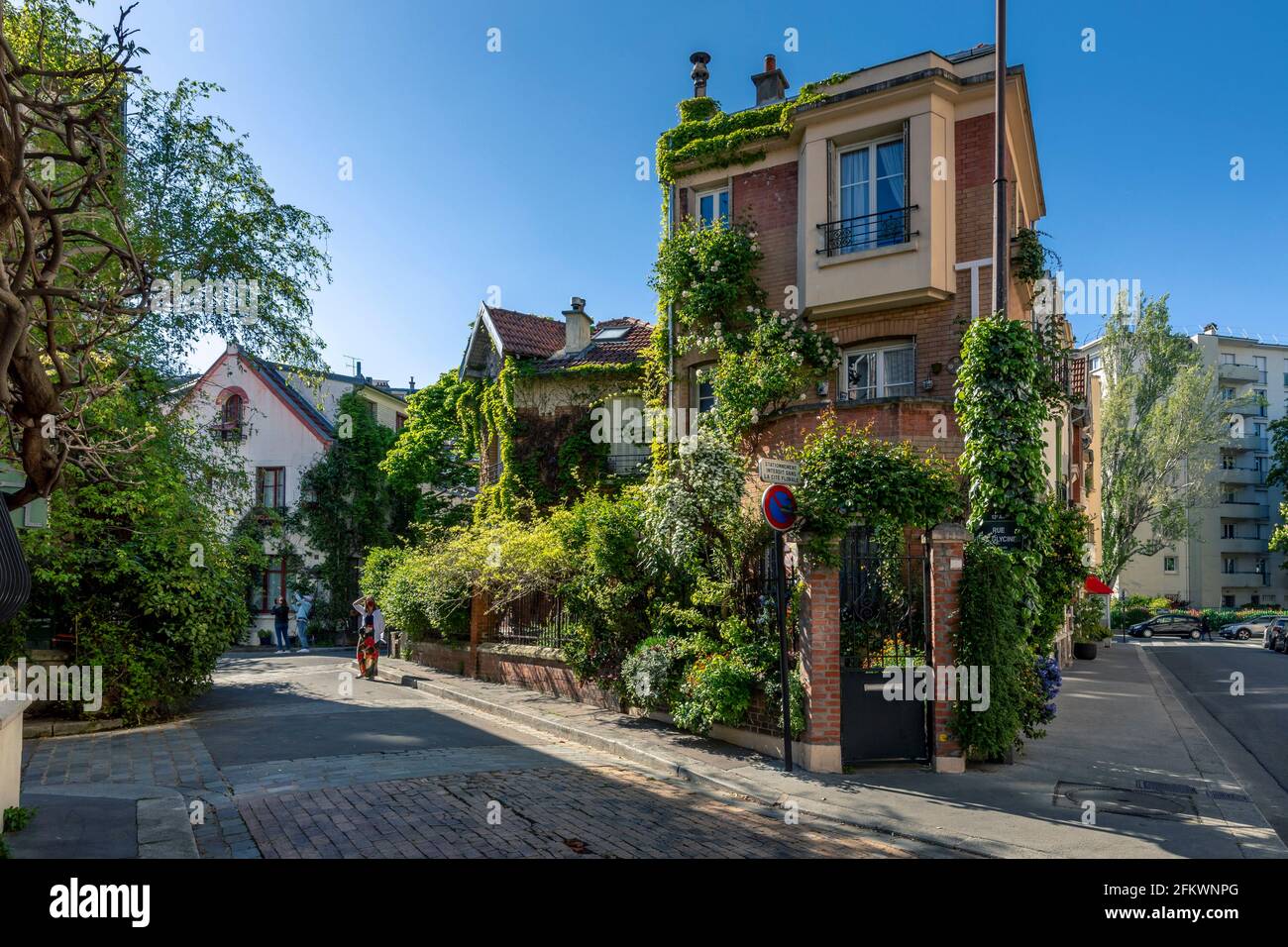 Paris, Frankreich - 26. April 2021: Die florale Stadt (Cité florale) ist ein Wohngebiet im 13. Arrondissement von Paris, Frankreich. Es bildet ein t Stockfoto