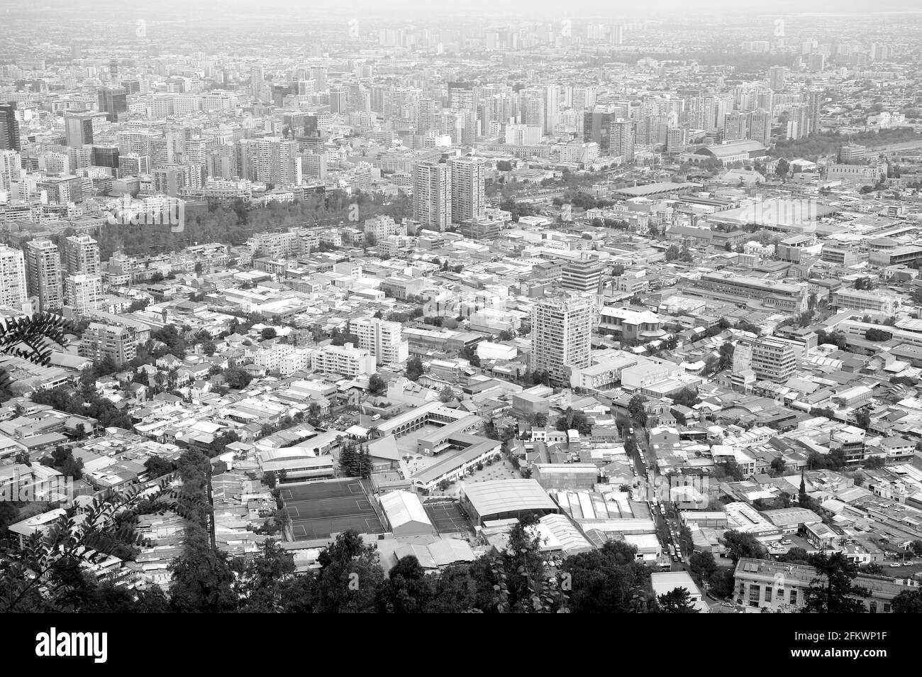 Monochrome Luftaufnahme der Stadt Santiago vom San Cristobal-Hügel in Santiago, Chile, Südamerika Stockfoto