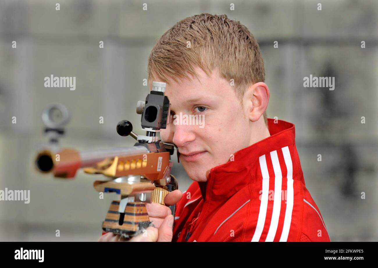 Shooter James Huckle 19 mit seinem .22 Gewehr. 9/2/10. BILD DAVID ASHDOWN Stockfoto