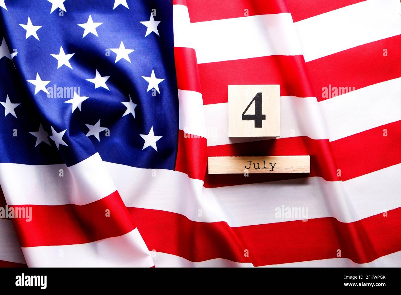 Rüschen amerikanische Flagge und holzwürfel Kalender mit 4. Juli, USA Independence Day Date, kopieren Raum celebratory Hintergrund. Uns patriotische festliche Co Stockfoto