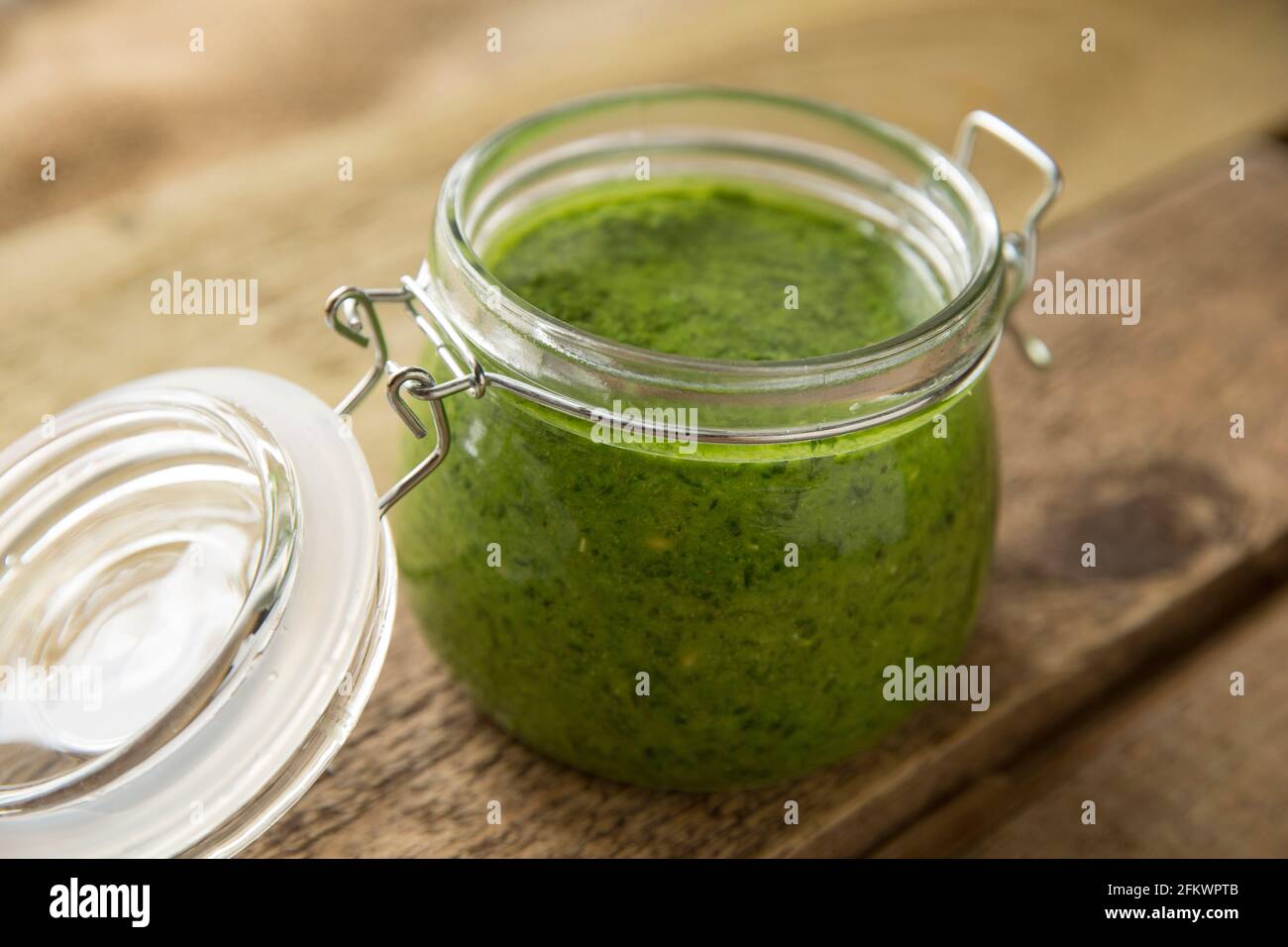 Pesto aus wildem Knoblauch, Allium ursinum, das Rapsöl, Zitronensaft und Pinienkerne umfasst. Es ist hier in einem Glas zu sehen, nachdem ich gemischt wurde Stockfoto