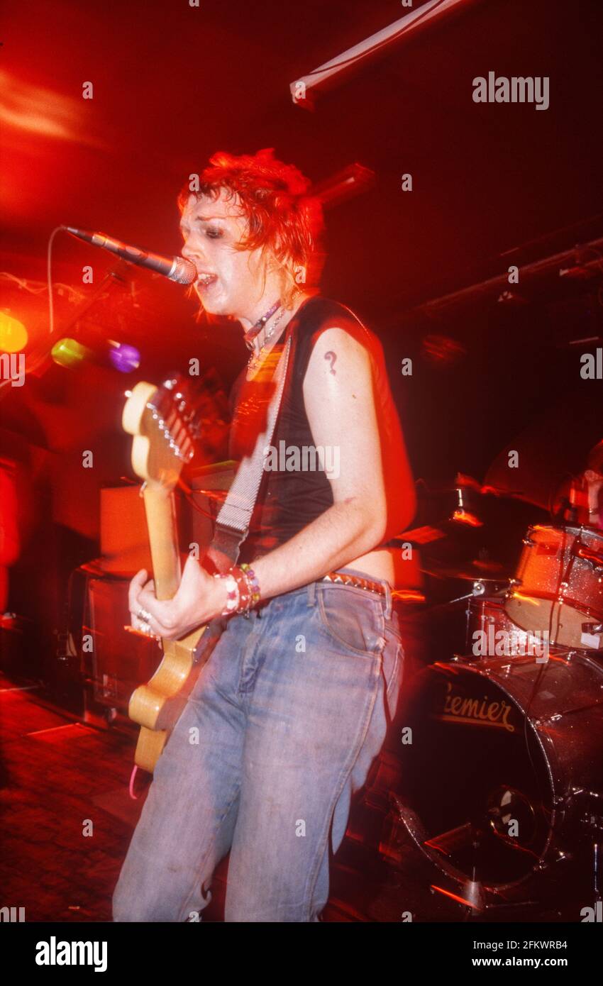 King Adora tritt am 20. September 2000 bei Chinnerys auf, Southend-on-Sea, Essex, Großbritannien. Stockfoto