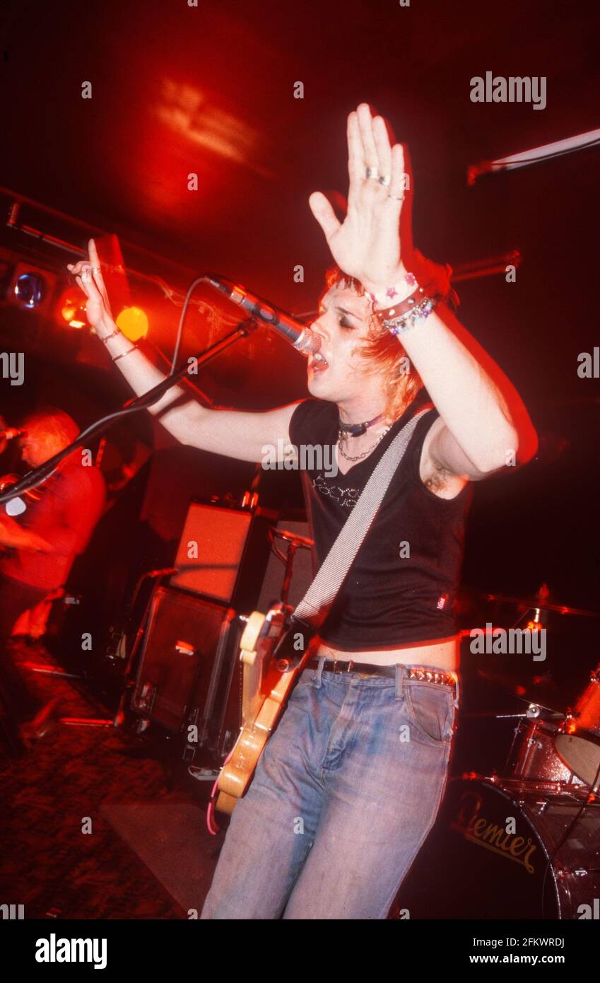 King Adora tritt am 20. September 2000 bei Chinnerys auf, Southend-on-Sea, Essex, Großbritannien. Stockfoto